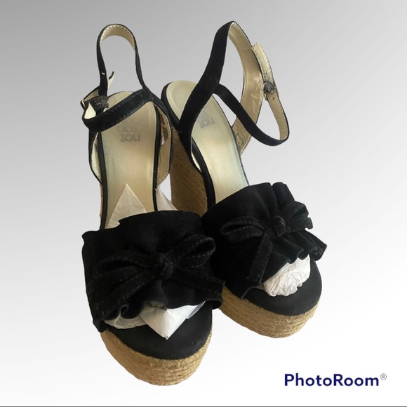 Not Too Coy Angel Black Bow Tie Wedge Sz 7 - Picture 2 of 6